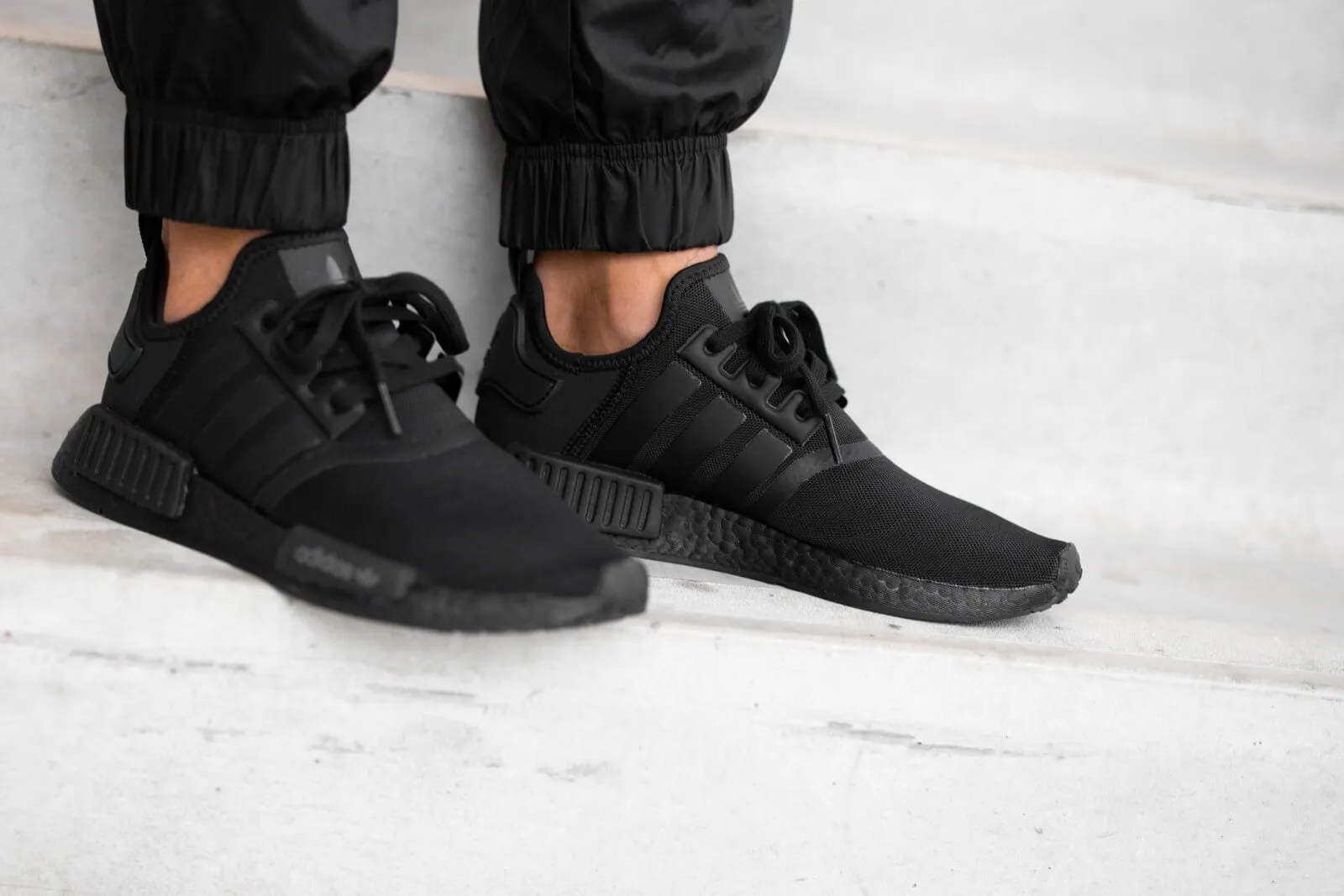 Adidas NMD R1 Triple Black (FV9015)