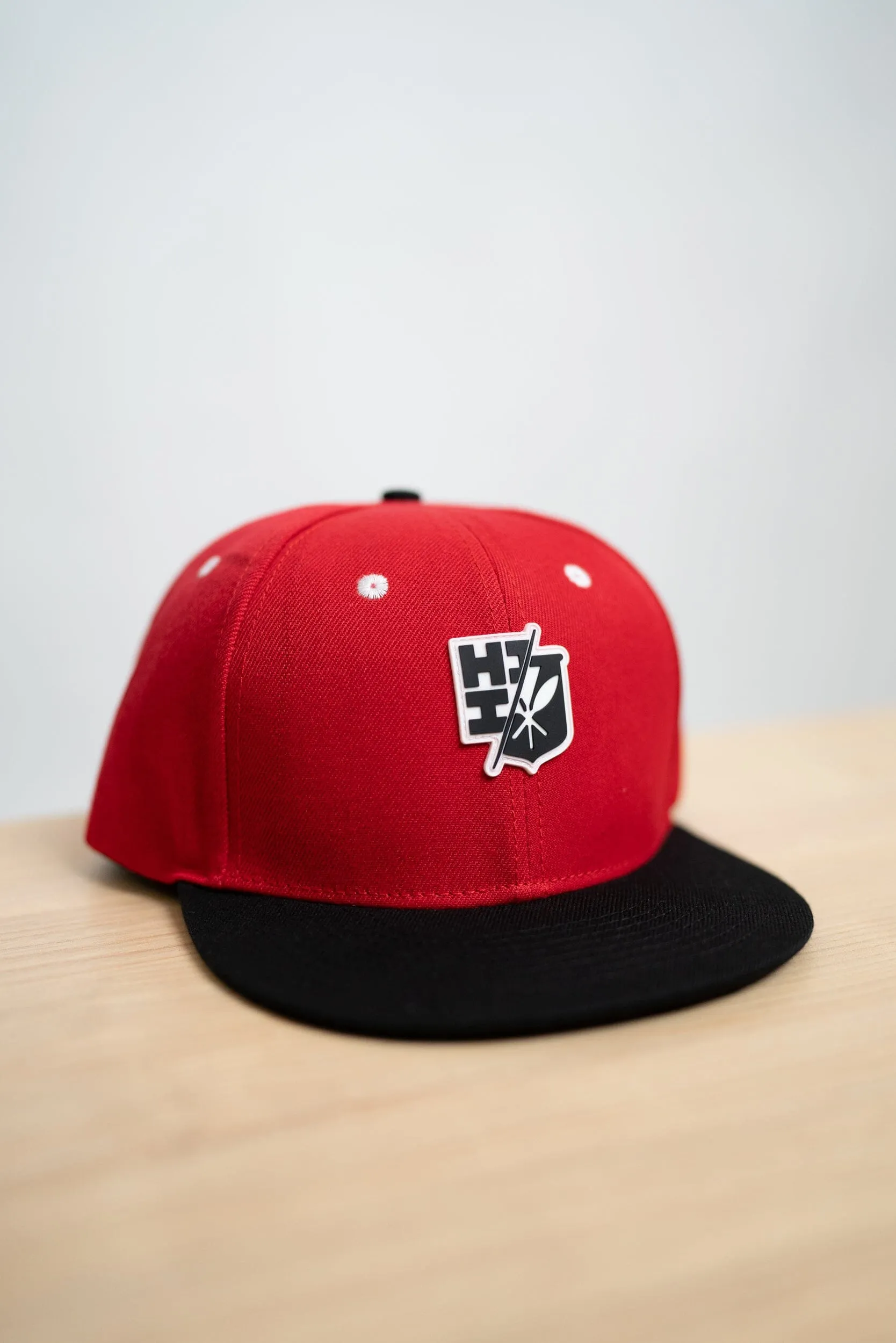 RED & BLACK SPLIT LOGO HAT